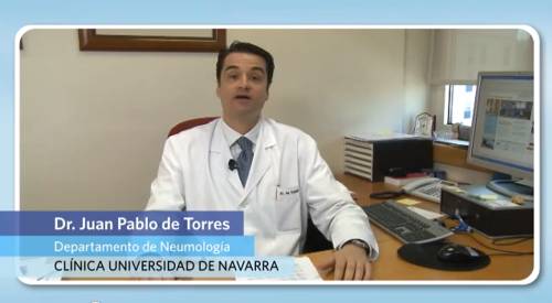 EPOC. Razones de su elevada prevalencia El Dr. Juan Pablo de Torres, especialista del departamento de Neumología, explica la elevada prevalencia de la enfermedad pulmonar obstructiva crónica (EPOC), sus síntomas más comunes, sus variantes y cómo se diagnostica. La causa principal de la EPOC es el tabaco. En España el 9% de la población mayor de 40 años la padece y 3 de cada 4 casos de EPOC no están diagnosticados.