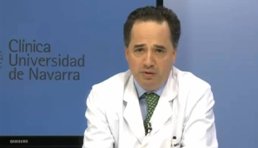 Tumores cerebrales Preguntas planteadas por los internautas en el videochat de la Clínica sobre tumores cerebrales. En la Clínica Universidad de Navarra se ha incorporado para la realización de la cirugía de extirpación de tumores cerebrales un microscopio fluorescente que puede identificar y diferenciar la zona tumoral de la sana y se está realizando un estudio para el tratamiento de los glioblastomas con vacunas celulares personalizadas.