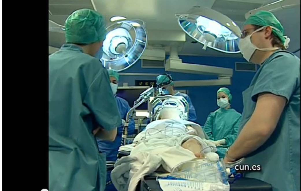 Subtalamotomía, una nueva alternativa para los enfermos de parkinson Técnica desarrollada en la Clínica que consiste en producir una pequeña lesión térmica en el núcleo subtalámico. La subtalamotomía es una alternativa a otras opciones quirúrgicas para tratar los síntomas de la enfermedad de Parkinson, como la colocación de electrodos para realizar estimulación cerebral profunda, particularmente cuando la cirugía es unilateral, así como cuando existe contraindicación para implantar una prótesis intracraneal.
