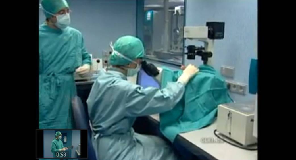 Vacunas personalizadas contra el tumor cerebral La Clínica pone en marcha un ensayo clínico para tratar el tumor cerebral más agresivo, el glioblastoma, con vacunas celulares personalizadas. La Clínica es el único centro español que realiza un estudio para el tratamiento de los glioblastomas con inmunoterapia. La nueva terapia, que se administra a los pacientes participantes en forma de vacunas, se combina con el tratamiento estándar de primera línea. Consiste en la extirpación quirúrgica del tumor mediante microscopio fluorescente, seguida de la administración de radioterapia y quimioterapia con temozolomida.