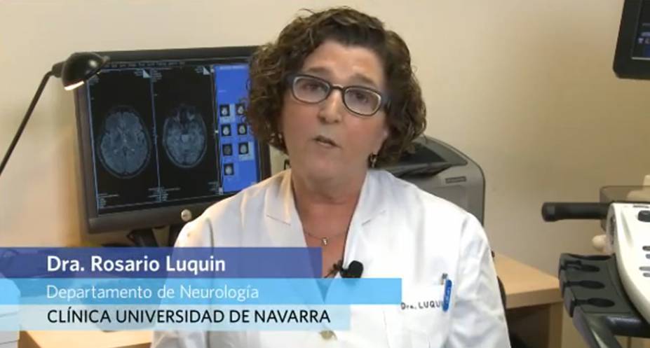 Tratamiento farmacológico en la enfermedad de Parkinson En qué consiste el tratamiento con medicamentos de la enfermedad de Parkinson. El parkinson es una enfermedad neurodegenerativa del sistema nervioso central cuya principal característica es la muerte progresiva de neuronas en una parte del cerebro. El tratamiento, que no cura la enfermedad pero sí que puede controlar los síntomas, debe individualizarse.