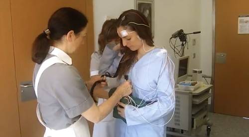 Epilepsia Cónozca qué es la epilepsia y los tratamientos disponibles en adultos y niños. La epilepsia es una enfermedad crónica del sistema nervioso que se produce por la descarga eléctrica anormal de células de una zona del cerebro o de toda la corteza cerebral. En general, las epilepsias son de carácter benigno, transitorio y reversible. Un 70% de ellas, aproximadamente, se controlan o curan con fármacos. En el caso de los niños, los fármacos antiepilépticos apenas tienen efectos secundarios sobre el aprendizaje.