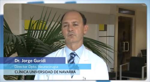 Abordaje quirúrgico del Parkinson Conozca qué pacientes con enfermedad de Parkinson pueden ser operados y en qué consiste la intervención. La cirugía de la enfermedad de Parkinson está indicada cuando el tratamiento farmacológico no logra controlar los síntomas del paciente durante todo el día. Mediante una cirugía de estimulación cerebral profunda del núcleo subtalámico, se implementa un electrodo en ese núcleo, a través del cual se realiza una estimulación de alta frecuencia sobre un pequeño volumen cerebral (diana quirúrgica) que inhibe o bloquea la actividad patológica de esta estructura afectada.