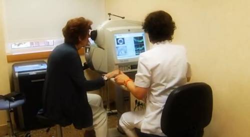 Degeneración macular asociada a la edad (DMAE) La degeneración macular es una enfermedad degenerativa ocular que provoca alteraciones visuales importantes. La degeneración macular es una alteración degenerativa de la parte central de la retina conocida como mácula, que es la responsable de la visión central (la que permite leer, ver la televisión o reconocer las caras de las personas). Su causa es desconocida, aunque se sabe que la edad del paciente es el principal factor de riesgo.