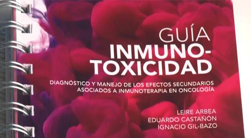 guias-inmunotoxicidad-oncologia La inmunoterapia se administra en torno al 30% de los pacientes oncológicos actuales y se espera que las nuevas indicaciones dupliquen esta cifra en pocos años. Medio centenar de especialistas de la Clínica Universidad de Navarra han participado en la elaboración de la primera guía en castellano para el diagnóstico precoz y el manejo avanzado de la toxicidad derivada de inmunoterapia.
