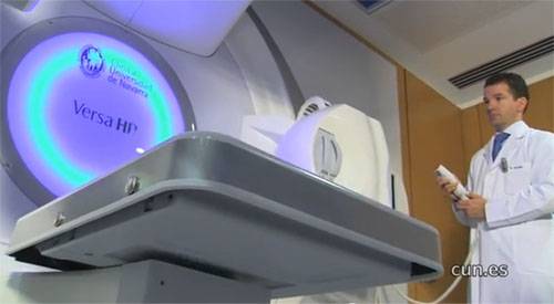 <p>La Cl&iacute;nica Universidad de Navarra ha adquirido un nuevo equipo de radioterapia externa, el nuevo acelerador lineal Elekta VersaHD con importantes ventajas en la administraci&oacute;n de tratamiento radioter&aacute;pico a nuestros pacientes.</p> <p>Este nuevo equipo de radioterapia es 10 veces m&aacute;s r&aacute;pido que los equipos convencionales e incorpora im&aacute;genes en 4D lo que aporta una mayor precisi&oacute;n en la administraci&oacute;n del tratamiento.</p>
