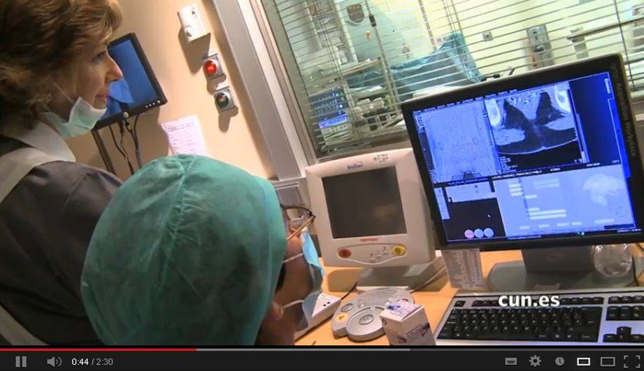 Tac La Clínica ha habilitado una sala de TAC como quirófano para poder comprobar in situ la exactitud de la braquiterapia con semillas radiactivas en cáncer de próstata. Se consigue alcanzar la dosis óptima de radiación y la ubicación correcta de las semillas radiactivas en el momento de la intervención quirúrgica. La precisión en el implante es especialmente importante ya que supone mayor probabilidad de curación.