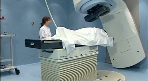 Irradiación mamaria parcial precoz Procedimiento exclusivo de irradiación parcial precoz para pacientes con cáncer de mama. Un equipo de la Clínica Universidad de Navarra ha desarrollado un tipo de procedimiento de irradiación parcial precoz para pacientes con esta patología que es aplicado únicamente en España por este centro médico. La técnica, denominada braquiterapia postoperatoria parcial acelerada, consiste en la irradiación parcial de la mama gracias a la implantación de catéteres de forma mínimamente invasiva en el mismo acto quirúrgico en el que se extirpa el tumor. Con esta técnica se consigue reducir el tiempo de radiación de 6 semanas a 5 días.