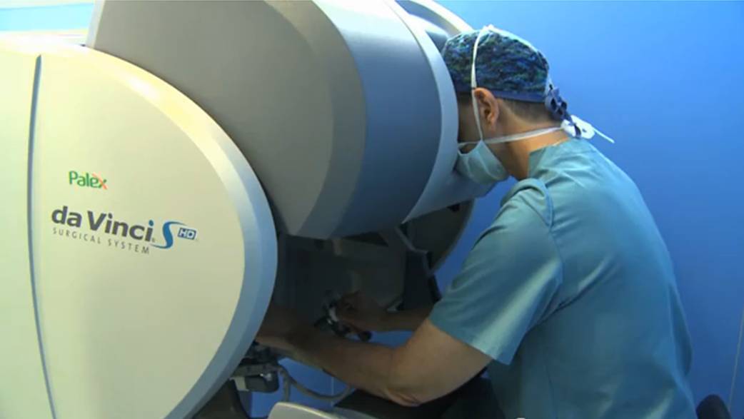 Tecnología robótica Da Vinci para el tratamiento de la apnea obstructiva del sueño La apnea obstructiva del sueño puede derivar en accidentes cerebrovasculares o miocardiopatías. La tecnología se une al conocimiento médico para diseñar tratamientos cada vez más novedosos. Es el caso de la cirugía robótica. Con sus 4 brazos dirigidos por el cirujano, el robot Da Vinci es capaz de extraer los tejidos sobrantes de la base de la lengua sin necesidad de realizar ninguna incisión externa.
