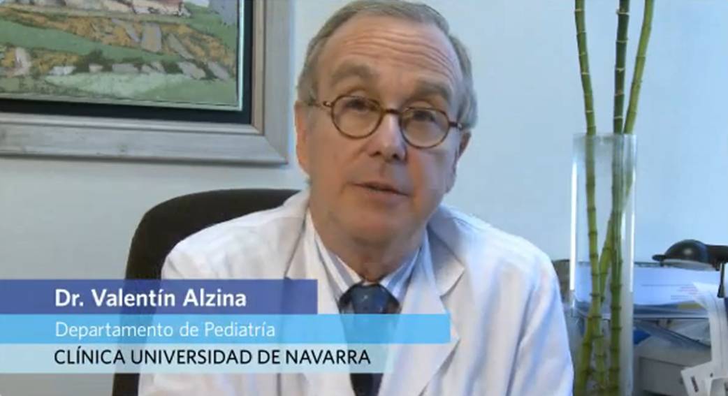 Cuándo alarmarse ante una bronquiolitis Síntomas ante los que debemos alarmarnos en una bronquiolitis. La bronquiolitis es una infección de las vías aéreas de los pulmones, los bronquiolos, que se contagia a través de las secreciones (tos o estornudos) o con el contacto de manos contaminadas. Suele cursar con tos, mocos y a veces fiebre. Ante dificultad respiratoria, incremento de su frecuencia o presencia de ruidos al respirar debemos acudir a un centro médico.