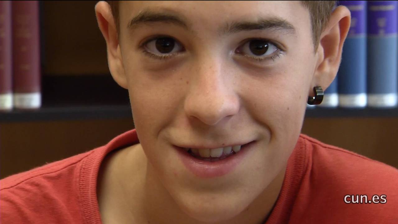 El origen del TDAH El TDAH (Trastorno por déficit de atención e hiperactividad) hace que los niños les cueste más atender en clase y desarrollar las tareas habituales de un niño. Pero, ¿cuál es su origen? El TDAH es uno de los problemas psiquiátricos más frecuentes en niños en edad escolar y también es frecuente en adolescentes. Los niños con TDAH tienen problemas de atención, impulsividad (cognitiva y del comportamiento) y exceso de actividad y, debido a éstos síntomas, tienen dificultades de interacción social, problemas de comportamiento y relación en la familia y mal rendimiento escolar.