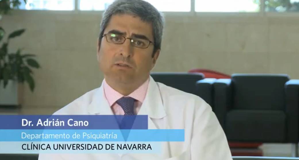 La adicción al trabajo y sus riesgos para la salud El doctor Adrián Cano, especialista del Departamento de Psiquiatría y Psicología Clínica de la Clínica Universidad de Navarra, explica cuáles son los riesgos que comporta para la salud la adicción al trabajo. La dedicación y el pensamiento continuo en el trabajo y el abandono de actividades lúdicas, sociales y familiares son rasgos característicos de la persona adicta al trabajo.