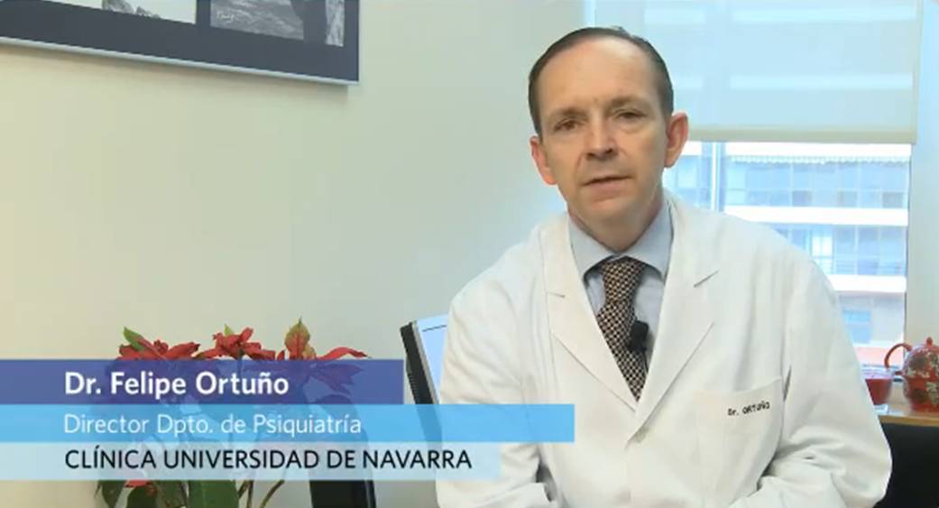 Cómo afrontar la ansiedad Qué es la ansiedad, cómo se manifiesta y su tratamiento. La ansiedad es una respuesta que nos prepara ante situaciones novedosas, sin embargo, a veces los niveles de ansiedad son excesivamente elevados y requieren tratamiento para combatirla.