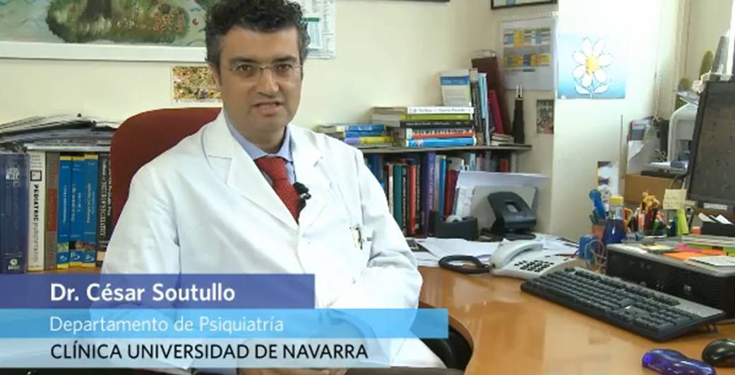 El trastorno por déficit de atención e hiperactividad (TDA-H) en adultos Cómo se manifiesta el TDAH en adultos. Los síntomas del TDAH en el adulto difieren de los síntomas que se dan en los niños. En el adulto tiende a desaparecer la hiperactividad y los síntomas que más persisten son la inatención y la impulsividad.