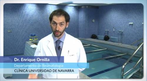 Cómo afrontar el dolor por fibromialgia Cómo se trata el dolor en los casos de fibromialgia. El tratamiento del dolor en la fibromialgia difiere de un paciente a otro pues los tipos de dolor son distintos en cada persona. Un 40% de los pacientes responden al tratamiento farmacológico, el resto puede tratarse con otras terapias alternativas como acupuntura, hidroterapia e incluso meditación.
