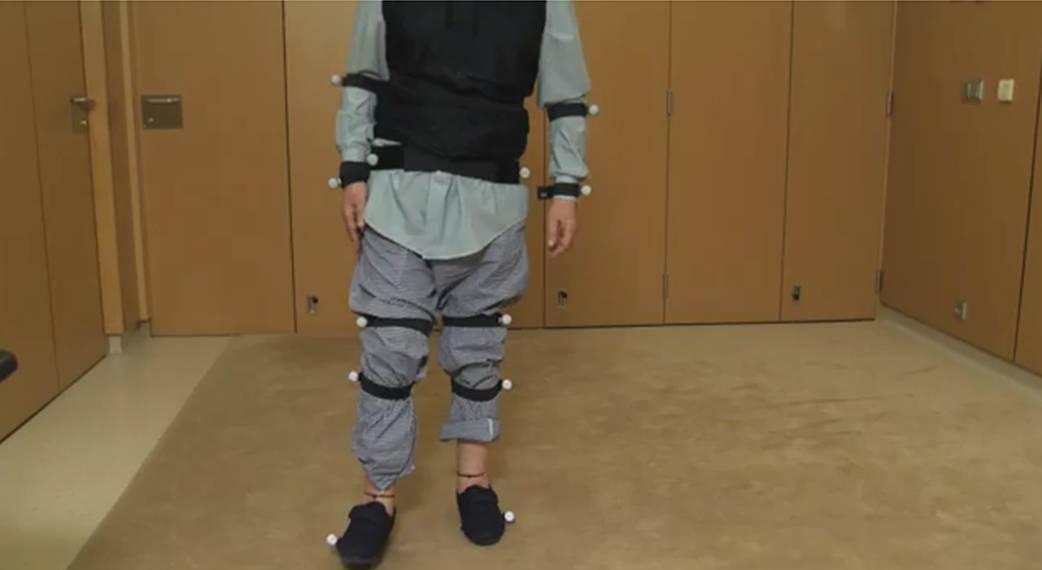 Nuevas tecnologías en neurorrehabilitación Un videojuego permite al paciente trabajar determinadas zonas de su cuerpo. En la Unidad de Neurorehabilitación de la Clínica Universidad de Navarra desde hace muy poco se utiliza este videojuego que permite al paciente trabajar determinadas zonas de su cuerpo que han perdido movimiento tras la enfermedad. El videojuego captura en 3D los movimientos de los pacientes, que pueden trabajar determinados movimientos de una forma amena, e incluso desde su casa, siguiendo las pautas establecidas por el especialista.