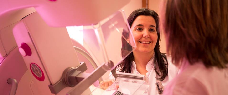 tecnico-radiologia-mamografia <p>Imagen de un técnico radiólogo realizando una mamografía a una paciente de la Clínica Universidad de Navarra</p>