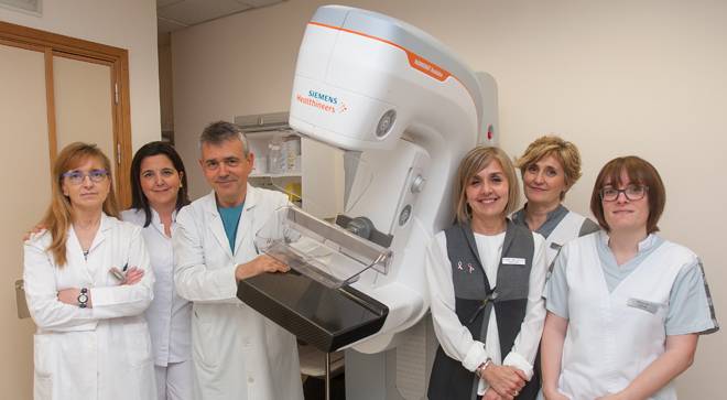 Nuevo mamógrafo. Patología mamaria Imagen del equipo de Patología Mamaria de la Clínica Universidad de Navarra en Pamplona con el nuevo mamógrafo.