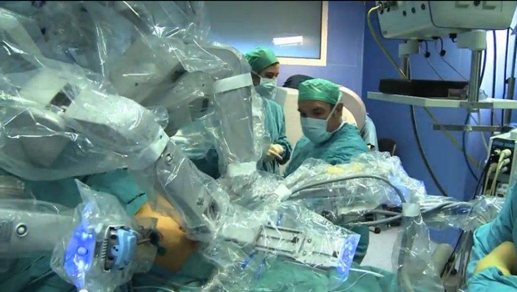 Cirujano interviniendo con robot Da Vinci®. CUN