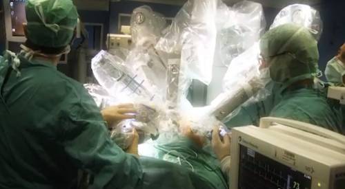 Cirugía robótica en la Clínica Universidad de Navarra Imagen del quirófano con el sistema de cirugía robótica DaVinci de la Clínica Universidad de Navarra
