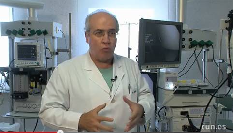 Imagen del doctor Angos hablando sobre el segundo cerebro Imagen del doctor Angos hablando sobre la conexión entre el segundo cerebro por la conexión entre el sistema digestivo y el cerebro