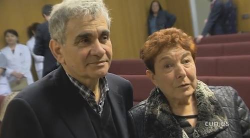 Imagen de Felisa, paciente sordociega de la Clínica Universidad de Navarra, con Bernardo Atxaga Imagen de Felisa, paciente sordociega de la Clínica Universidad de Navarra, con el escritor Bernardo Atxaga