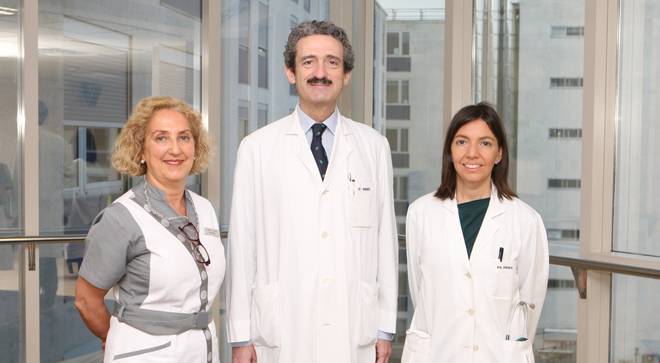 equipo-investigador-porfiria Imagen de la enfermera Carmen Fuertes, el director de Hepatología, el Dr. Bruno Sangro, y la Dra. Delia D´Avola, de la Unidad de Hepatología de la Clínica Universidad de Navarra.