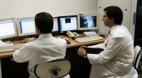 Médicos de la Unidad del Sueño de la Clínica Universidad de Navarra Imagen de unos médicos de la Unidad del Sueño de la Clínica Universidad de Navarra examinando unas pruebas diagnósticas