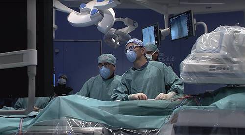 La Clínica Universidad de Navarra instala un complejo quirúrgico único en Europa El nuevo complejo quirúrgico guiado por imagen consta de 3 quirófanos dotados de una resonancia magnética de alto campo (3 Teslas) y dos equipos de radiología robotizados de última generación. Gracias a su avanzada tecnología de diagnóstico, los equipos consiguen la máxima precisión intraoperatoria mediante la comprobación “in situ” del resultado del procedimiento, lo que reporta la mayor cuota de seguridad para el paciente.