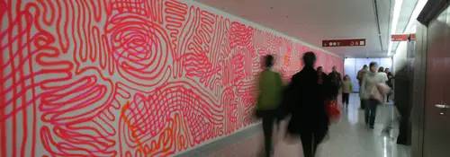 Imagen del pasillo de la Clínica Universidad de Navarra Imagen del pasillo de planta baja de la Clínica Universidad de Navarra, con mural de fondo.