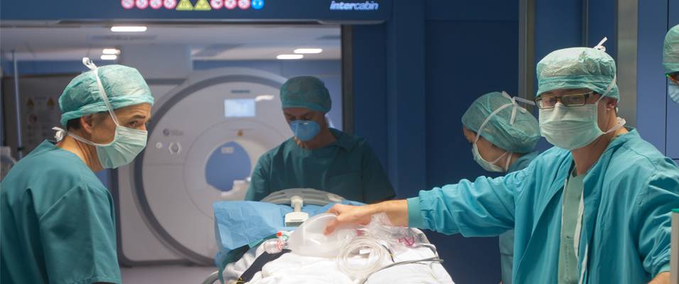 Resonancia magnética de alto campo en quirófano La resonancia magnética de alto campo tiene la mayor potencia utilizada para examinar el cuerpo humano. Las imágenes tienen la máxima precisión.