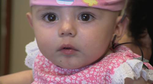 El bebé que oye por primera vez Sira oye por primera vez a los 8 meses tras colocarle dos implantes cocleares