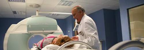 Dr Richter con una paciente Imagen de un médico de la Clínica Universidad de Navarra con una paciente