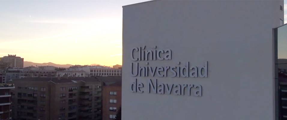 Fachada del edificio de consultas de la Clínica Imagen al atardecer del edificio de consultas de la Clínica Universidad de Navarra