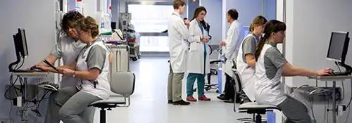 Imagen de profesionales trabajando en la UCI de la Clínica Universidad de Navarra