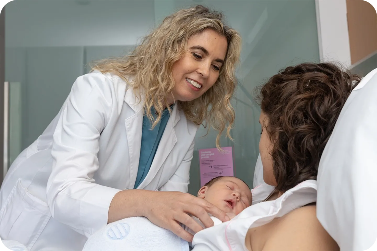 dra-monica-riaza-bebe La Dra. Mónica Riaza atiende a una paciente que da lactancia materna a su bebé.