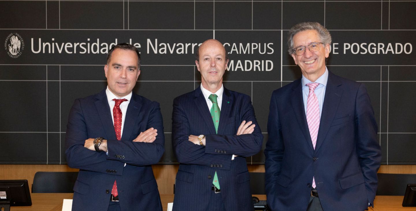 Aula-terapias-avanzadas-doctores Imagen de los Dres. David Beas, Felipe Prosper y Jesús San Miguel, organizadores del Aula de Terapias Avanzadas del Cancer Center Clínica Universidad de Navarra y Johnson & Johnson.