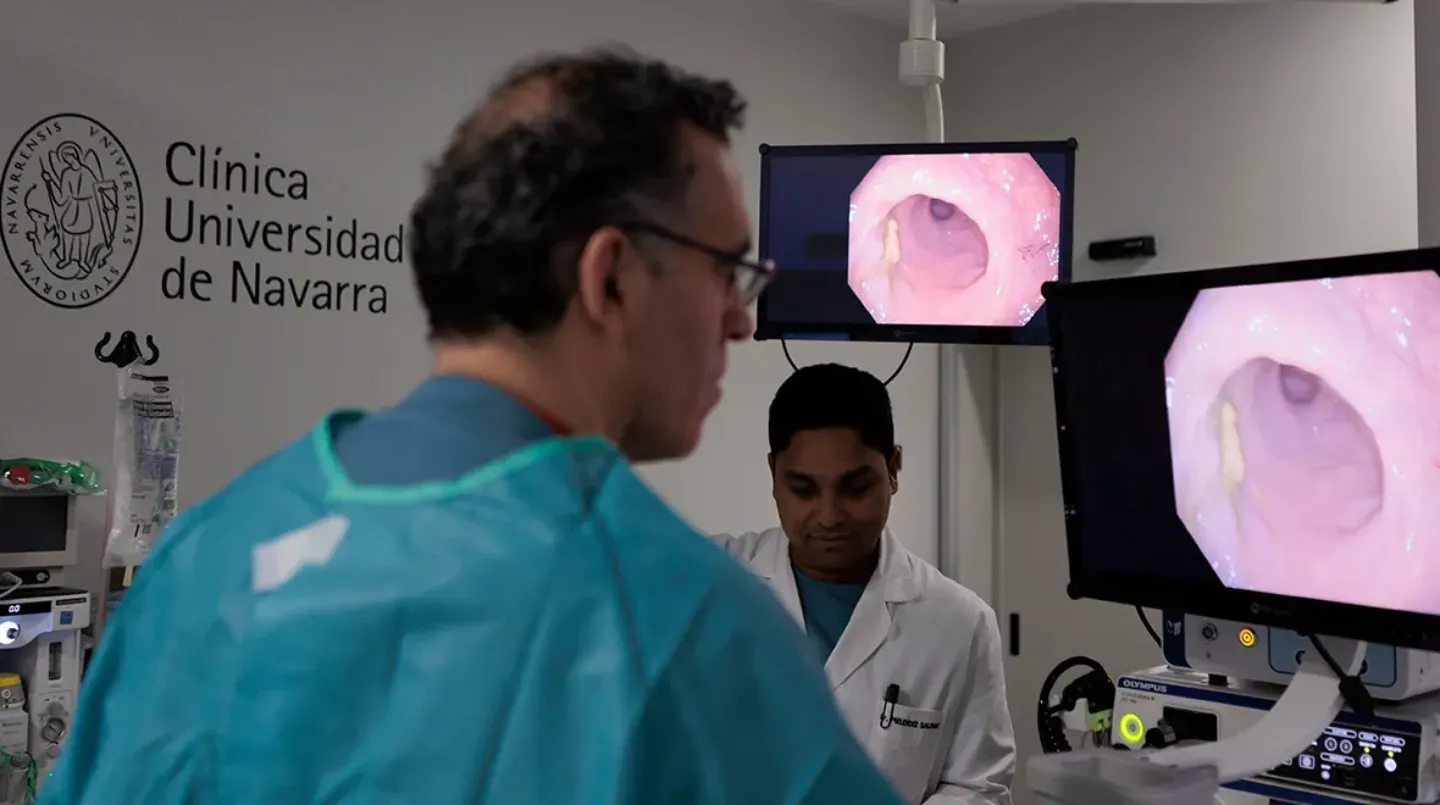 Imagen del Dr. Riesco, en un procedimiento de la Unidad de Endoscopias Digestivas en Madrid. Clínica Universidad de Navarra