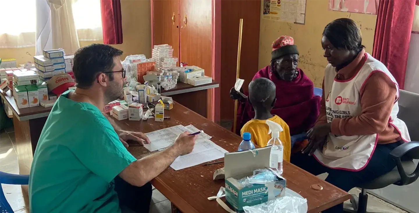 Marc Vives, anestesiólogo, atendiendo a pacientes en Kenia Marc Vives, anestesiólogo, atendiendo a pacientes en Kenia en el marco del proyecto sanitario en Emorgi