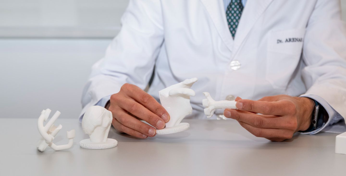 Modelos en 3D próstesis hombro Imagen de dos modelos en 3D de las guías empleadas para la mejora de la colocación de las prótesis de hombro empleadas en la Clínica Universidad de Navarra.