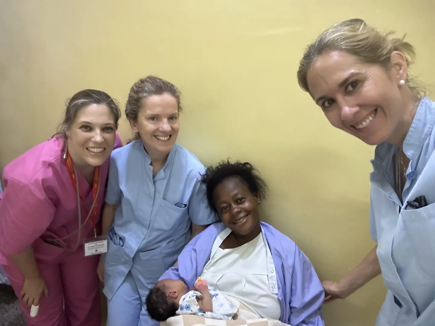 Proyecto formación matronas en Congo. Clínica Universidad de Navarra Imagen de dos matronas de la Clínica Universidad de Navarra junto a otra voluntaria y una madre y su recién nacido en un hospital en el Congo.