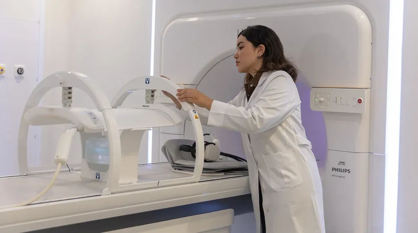 Amarilis Salado pertenece a la primera promoción de Oncología Radioterápica formada en Panamá y pasará los últimos seis meses de su residencia tratando pacientes con el MR Linac