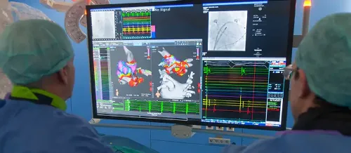 Laboratorio de Electrofisiología cardíaca Dos especialistas revisando imágenes cardíacas en un ordenador en el laboratorio de electrofisiología cardíaca.