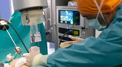 Un especialista prepara el equipo con el que se realizará braquiterapia en un paciente con cáncer de próstata