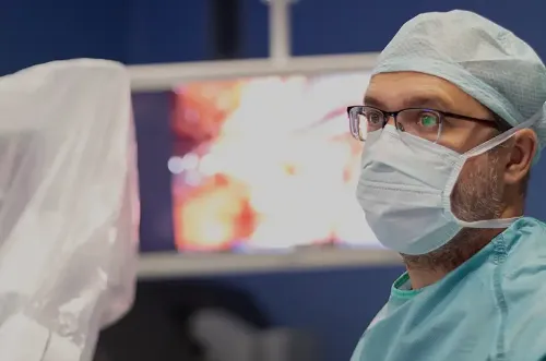 Un especialista observa atentamente la pantalla para seguir la cirugía urológica que está llevando a cabo.<br/><br/>