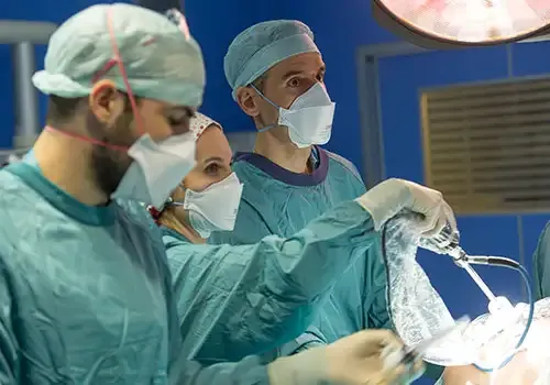 Equipo de cirujanos operando junto al Dr. Valentí durante una cirugía bariátrica