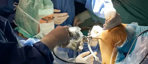 Procedimiento de artroscopia de rodilla realizado por el equipo quirúrgico.<br/>