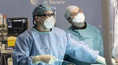 Dr. Alonso y Dr. Leal en el quirófano de radiología intervencionista