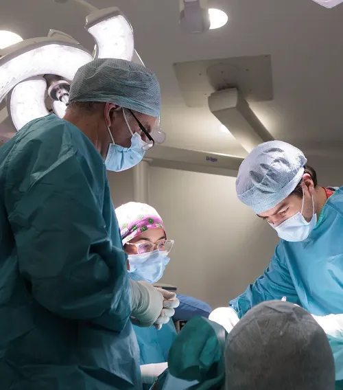 Imagen de cirujanos en una intervención quirúrgica del departamento de Dermatología de la sede de Madrid de la Clínica Universidad de Navarra