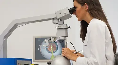 <p>Médicos en el simulador de cirugía oftálmica para entrenamiento de oftalmólogos</p>